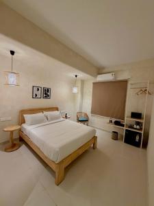 a bedroom with a large bed and a chalkboard at NestSort Hotel in Mysore