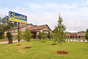 Aed väljaspool majutusasutust Scottish Inn & Suites - Conroe