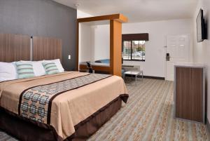 Voodi või voodid majutusasutuse Scottish Inn & Suites - Conroe toas