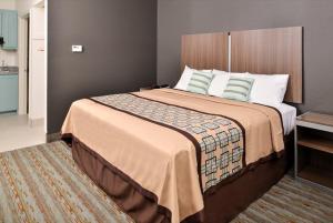 Voodi või voodid majutusasutuse Scottish Inn & Suites - Conroe toas