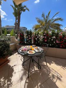 Villa Daphne في جيارديني ناكسوس: طاولة عليها طعام في فناء