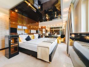 a bedroom with a large bed in a room at PULLMAN Berlin Schweizerhof - City Center, Zoo und Kurfürstendamm in Berlin +78 photos
