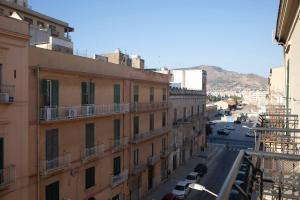 a view of a building with cars parked on a street at Spalti 33 in Trapani