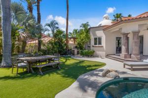 a backyard with a picnic table and a swimming pool at Palmilla Golf and Beach Villa in San José del Cabo