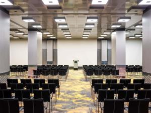ein Raum mit Stuhlreihen in einer Halle in der Unterkunft Sofitel Munich Bayerpost in München + 198 Fotos