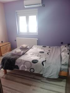 a bedroom with a bed and a window at Juzna Prica in Ćuprija