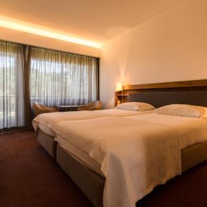a hotel room with a large bed and a desk at Parque do Rio Ofir Hotel in Esposende +59 photos