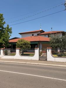 a house with a fence on the side of the street at I Tre Ulivi 1 in Mozzate