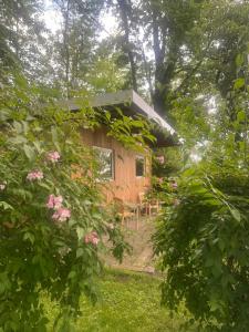 a cabin in the woods with a table and chairs at Huisje de Bosrand in Bant