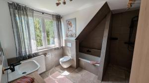 a bathroom with a sink and a toilet at Idyllische Ferienwohnung im Kalletal in Kalletal