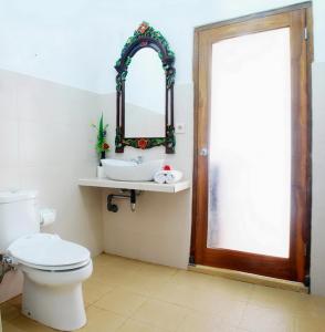 Koupelna v ubytování KARANG SARI Guesthouse & Warung