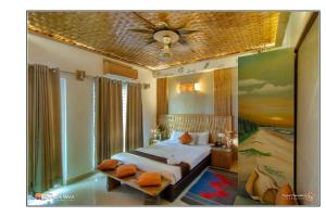 ein Schlafzimmer mit Bett und Deckenventilator in der Unterkunft Hotel Beach Way in Cox's Bazar