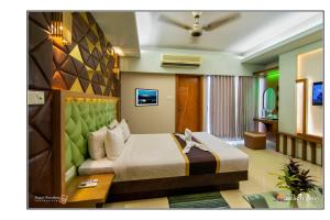 ein Schlafzimmer mit einem Bett in einem Zimmer in der Unterkunft Hotel Beach Way in Cox's Bazar