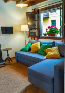 a living room with a blue couch and a window at Casa del Sur El Collau in Porrúa
