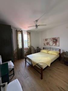 a bedroom with a bed and a ceiling fan at Apartments Maja i Mate in Sućuraj