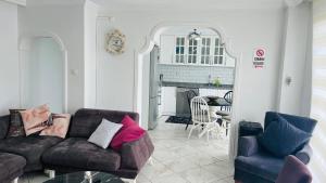 a living room with a couch and a kitchen at WHİTE ROSE VİLLA Jakuzili ve Isıtma Havuzlu in Sapanca