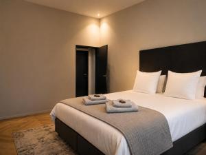 a bedroom with a large bed with towels on it at Breda Apartment w Kitchen & Private Bathroom 2p in Breda +57 photos