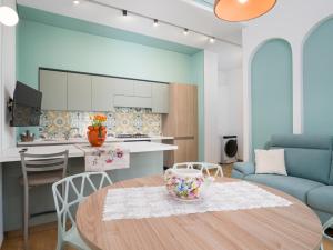a kitchen and living room with a table and chairs at B&B CASA VACANZA ETHOS il POSTO DA VIVERE in Casa Boscarelli