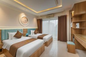 a hotel room with two beds and a window at Grand Luxury Hotel Bắc Ninh in Chu Mẫu +33 photos