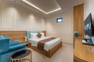 a hotel room with a bed and a tv at Grand Luxury Hotel Bắc Ninh in Chu Mẫu