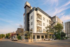 an apartment building on the corner of a street at Grand Luxury Hotel Bắc Ninh in Chu Mẫu