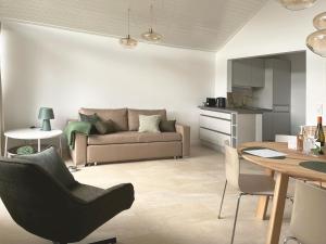 a living room with a couch and a table at nava-suites - 2-Zi-Appartement mit Naheblick mitten in Bad Kreuznach in Bad Kreuznach