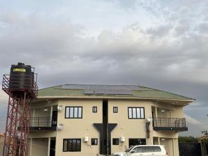 a building with solar panels on top of it at KATEL Green appartements in Kolwezi
