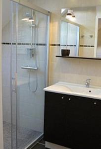 bagno con doccia in vetro e lavandino di Chambres d'Hôtes Au Bout du Champ a Bavilliers