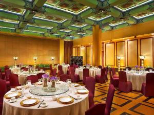 a banquet hall with tables and chairs and tablesearcher at Grand Mercure Xian On Renmin Square in Xi'an