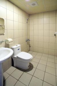 łazienka z toaletą i umywalką w obiekcie Fuga Hotel w mieście Taidong