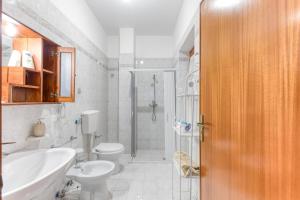 ein Badezimmer mit Toilette, Waschbecken und Dusche in der Unterkunft Da lu Pira in Patù + 20 Fotos