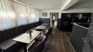 a restaurant with tables and chairs in a room at Hotel am Kocher in Schwäbisch Hall