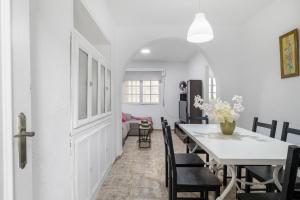 a kitchen and dining room with a table and chairs at Playa de Conil in Conil de la Frontera