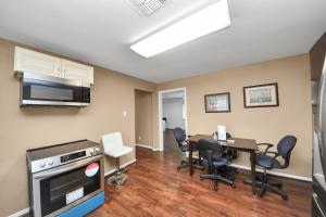 a kitchen and dining room with a table and chairs at Lofty Grace Home 2 in Richmond