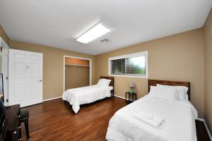a bedroom with two beds and a window at Lofty Grace Home 2 in Richmond