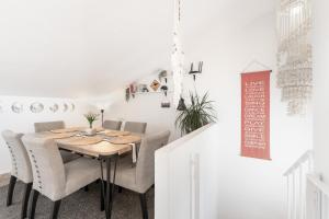 a dining room with a table and chairs at Casa D’Amelia in Ojén