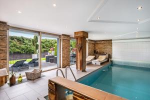 an indoor swimming pool in a house at Gästehaus Tanneck mit Hallenbad in Reit im Winkl