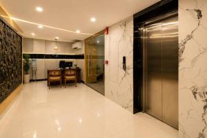 a hallway with a desk and a door in a building at Sabu's Grand Royale - Thampanoor in Trivandrum