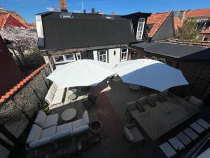 an overhead view of a patio with chairs and umbrellas at Hotell Bäckagården in Ystad