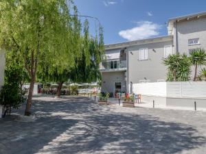 a courtyard with trees in front of a building at B&B CASA VACANZA ETHOS il POSTO DA VIVERE in Casa Boscarelli