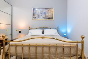 a bed in a room with a painting on the wall at By Domy 2 Grottaglie in Grottaglie
