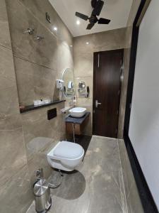a bathroom with a toilet and a sink at Hotel M Stayz Sirsa in Sirsa