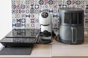 a coffeemaker and a coffee maker on a counter at By Domy 2 Grottaglie in Grottaglie