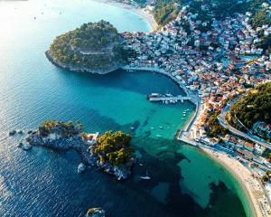 eine Luftaufnahme einer kleinen Insel im Wasser in der Unterkunft Old Parga Studios in Parga