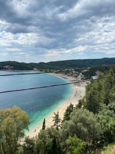 Blick auf einen Strand mit Menschen im Wasser in der Unterkunft Old Parga Studios in Parga