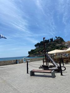 ein Park mit Spielplatz direkt am Meer in der Unterkunft Old Parga Studios in Parga
