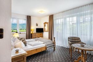 a hotel room with a bed and a window at Gästehaus Tanneck mit Hallenbad in Reit im Winkl