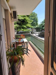 ein Balkon mit zwei Tischen und einer Topfpflanze in der Unterkunft Apartment Lago e Natura in Sandra