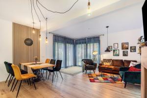 a living room with a couch and a table and chairs at Schmidtsches Quartier in Oybin