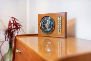 a clock sitting on top of a wooden table at Schmidtsches Quartier in Oybin